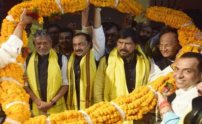 आर्थिक रूप से पिछड़े सवर्णों को मिलना चाहिए आरक्षण : अठावले