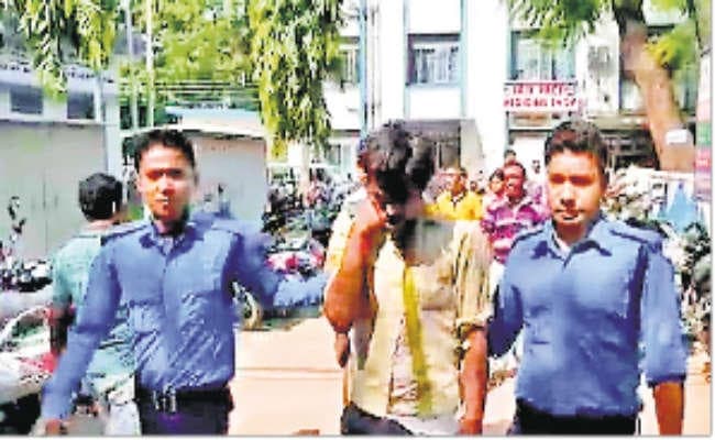 पत्नी-बच्चे से मिलने से रोके जाने पर व्यक्ति ने खोया आपा, पुलिसकर्मी को दांत से काटा