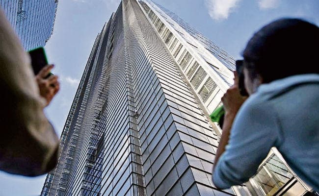 पलक झपकते ही 660 फीट ऊंची बिल्डिंग पर चढ़ गया ‘स्पाइडरमैन’