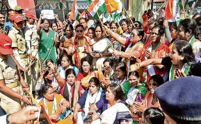 रांची : पुलिस और महिला कांग्रेस के बीच नोकझोंक, हुई गिरफ्तारी