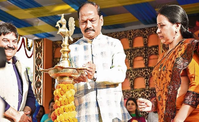 रांची : सरकार पूरे राज्य में ग्रामोद्योग का जाल बिछायेगी, स्कूली बच्चों का ड्रेस तैयार करेंगे एसएचजी : रघुवर दास