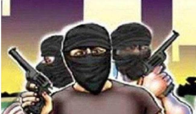 25 बदमाश हथियारों के दम पर लूट कर ले गये 18 भैंस