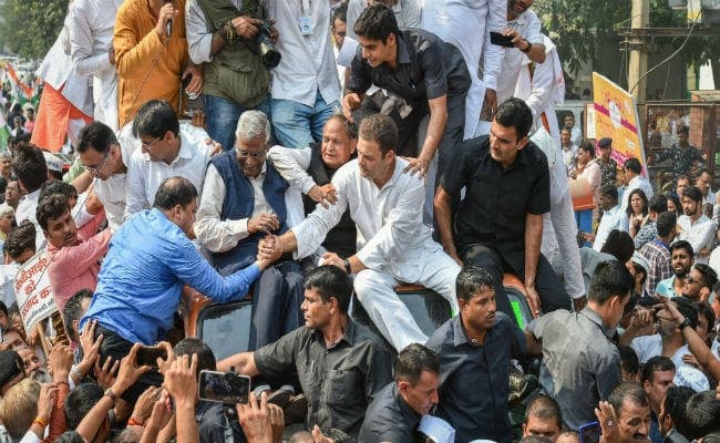 बैरिकेटिंग, बोनेट और फिर पुलिस गाड़ी: क्या ''खास'' से अब ''आम'' बनना चाहते हैं राहुल गांधी ?