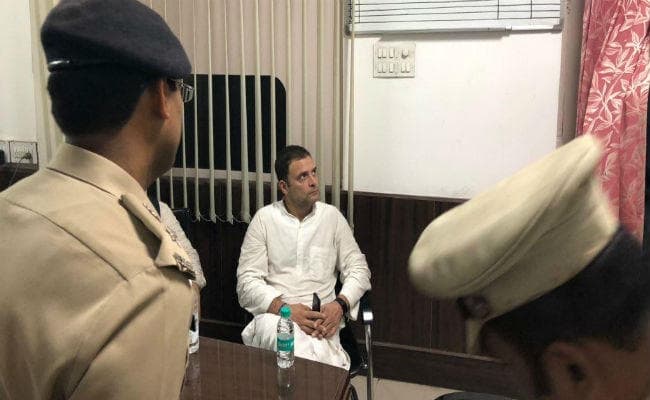VIDEO सीबीआई पर घमासान: गिरफ्तारी के बाद थाने लाया गया राहुल गांधी को, छोड़ा गया