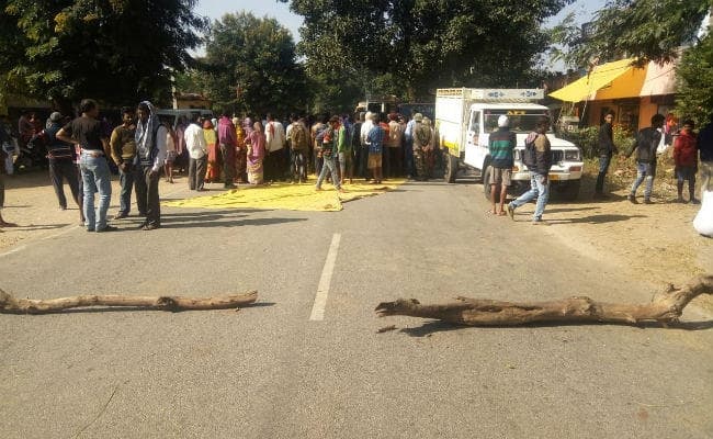 गुमला : पूर्व आदेशपाल की गोली मारकर हत्या, विरोध में चार घंटे एनएच- 43 जाम