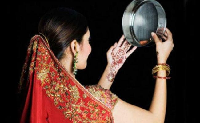 अन्न-जल त्यागकर पति की लंबी उम्र के लिए सुहागिनें रखती हैं करवा चौथ का व्रत