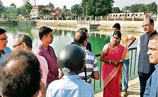 महाछठ पूजा की तैयारी : हातमा तालाब की स्थिति देख मेयर नाराज, संवेदक को दिया यह आदेश