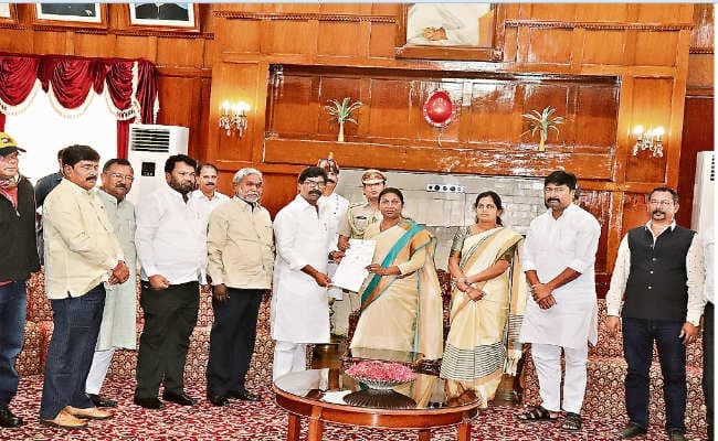 नेता प्रतिपक्ष के नेतृत्व में गवर्नर से मिले झामुमो के नेता, राज्यपाल की भी नहीं सुनती है सरकार, हालत बदतर : हेमंत