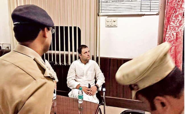 सीबीआई डायरेक्टर को हटाने पर कांग्रेस का देशव्यापी प्रदर्शन, राहुल ने दी गिरफ्तारी, बोले- प्रधानमंत्री सच से भाग सकते हैं, छिप नहीं सकते