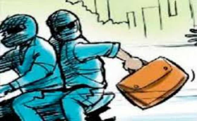 बैंक से रुपये निकाल कर घर लौट रही थी तो बदमाशों ने घेरा, दो लाख की लूट