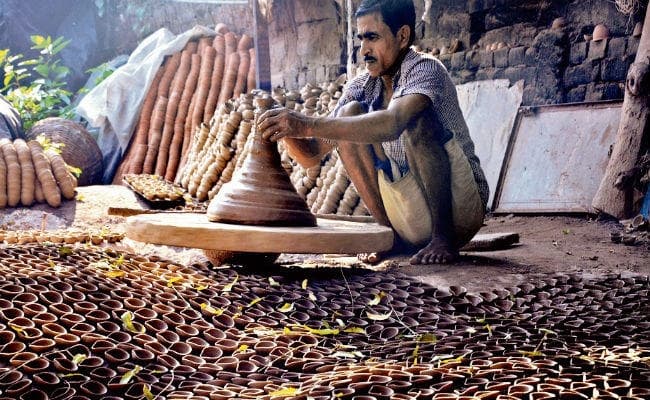 दीपावली पर जलायें मिट्टी के दीये