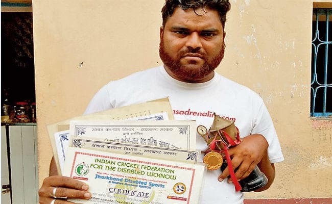 नेशनल खेल चुका झारखंड का यह क्रिकेटर फेरी लगाकर अब बेचता है बर्तन
