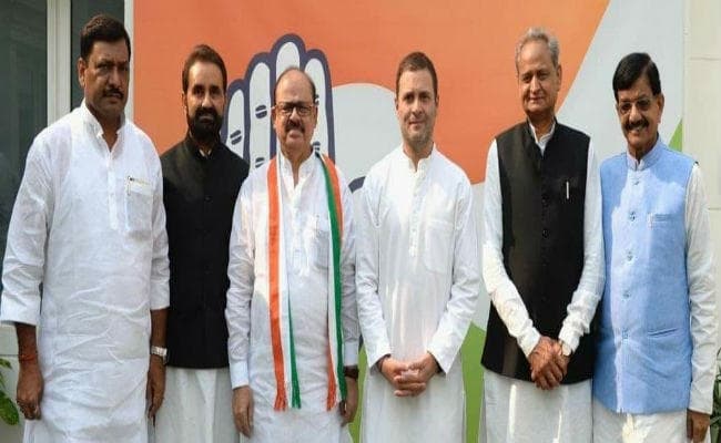 पूर्व NCP नेता तारिक अनवर ने थामा कांग्रेस का दामन, राहुल गांधी ने किया स्वागत