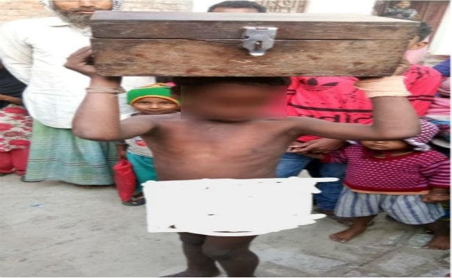 चोरी के आरोपित नाबालिग को बंधक बनाकर गांव में नंगा घुमाया