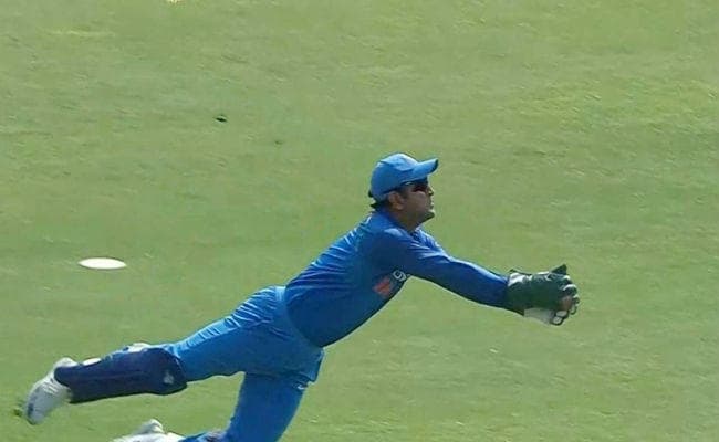 धौनी को टीम से किया बाहर तो, फैन्‍स का फूटा गुस्‍सा, निशाने पर चयनकर्ता