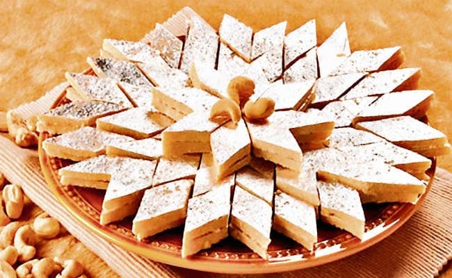 त्योहार में मिठाइयों का तोहफा