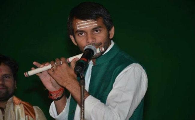 पटना : राजनीति से दूर वृदांवन में तेज प्रताप बजा रहे चैन की बांसुरी