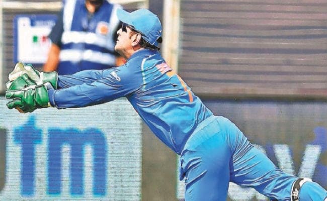 टी-20 से बाहर किये जाने के बाद धौनी के शानदार कैच का वीडियो हुआ वायरल, फैंस हुए नाराज, ट्रोल हुआ बीसीसीआई