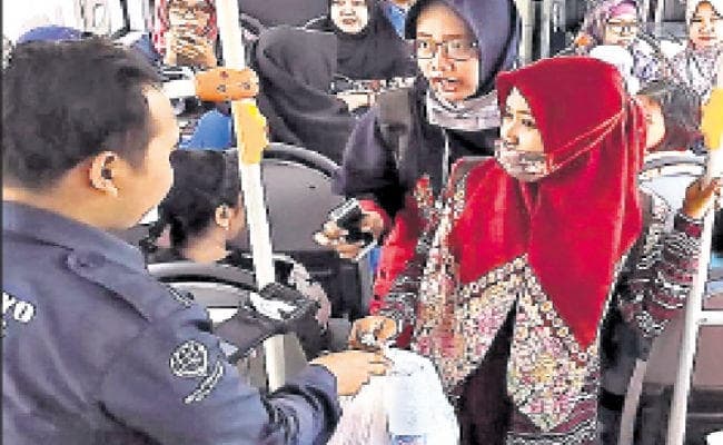 इंडोनेशिया के सुरबाया शहर को प्लास्टिक मुक्त करने की अनोखी शुरुआत, पैसे न हों तो बोतल देकर लीजिए टिकट