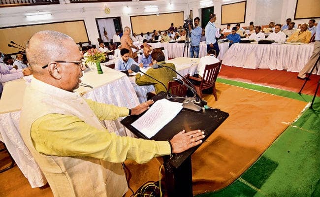 पटना : 333 करोड़ रुपये घाटे का बजट पास, अंदर चल रही थी बजट पर बैठक, बाहर चल रहे थे लाठी-डंडे