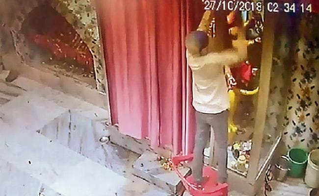 पटना : देवी मंदिर में पैर छूकर पहले आशीर्वाद लिया, फिर गहने चुरा कर हुआ फरार