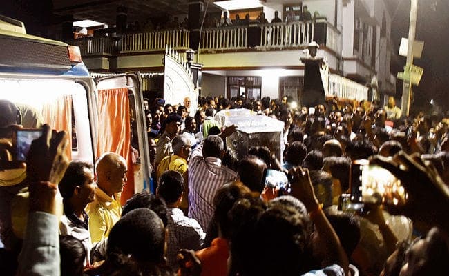 पटना : बेटे का शव देखते ही गश खाकर गिरीं मां वीणा देवी, हुआ अंतिम संस्‍कार