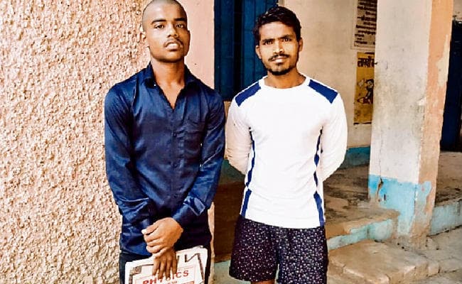 नालंदा : संत जोसेफ के छात्र ने स्कूल में बोला हिंदी, प्रिंसिपल ने छात्र का सिर मुड़वाया