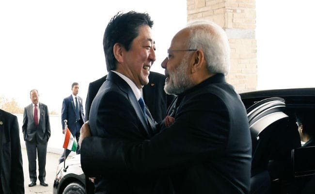 शिन्जो आबे ने पीएम मोदी को कुछ यूं लगा लिया गले, रात में है डिनर का कार्यक्रम