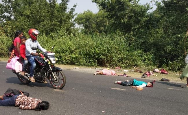 दुमका-रामपुरहाट रोड पर बेकाबू ट्रक का कहर, एक ही परिवार के दो सदस्यों समेत 3 की मौत