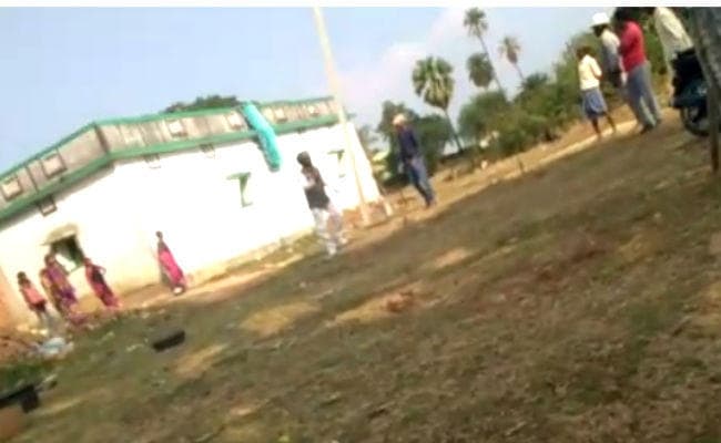 चौपारण : भाजपा नेता की दबंगई, विद्युत कंपनी के सुपरवाईजर को दौड़ा-दौड़ाकर पीटा, वीडियो वायरल