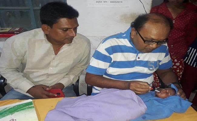 डेढ़ माह की नेत्रहीन पुत्री को कठोर दिल मां ने जिंदा दफनाया, बालू के ऊपर पत्थर भी रख दिया और फिर...