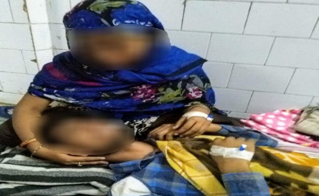 प्रेमी जोड़े ने खाया जहर, अस्पताल में प्रेमी को गोद में लेकर बोली प्रेमिका... जीना नहीं तेरे बिना