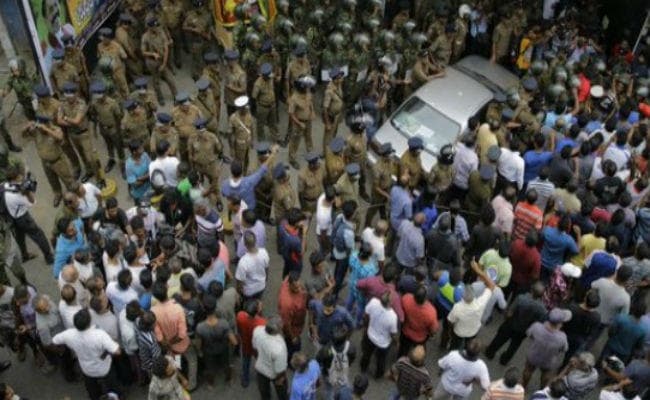 श्रीलंका में राजनीतिक संकट के बीच गोलीबारी में एक की मौत, दो घायल