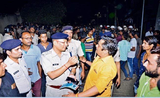 पटना : इस बात पर भिड़े दो गुट, जमकर चले लाठी डंडे, कई राउंड फायरिंग, तोड़फोड़, नाबालिग को लगी गोली
