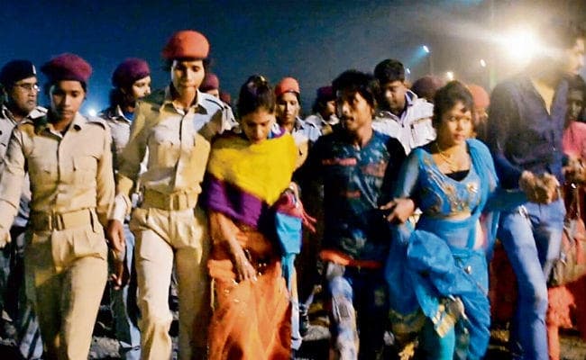 वैशाली : खेसारी लाल के कार्यक्रम में पथराव, कई पुलिसकर्मी जख्मी, रोये खेसारी लगाया इस पर आरोप, देखें VIDEO