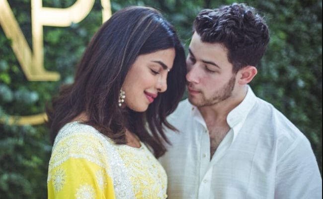 प्रियंका चोपड़ा ने निक के लिए रखा करवाचौथ का व्रत, कहा- चांद छुपा बादल में