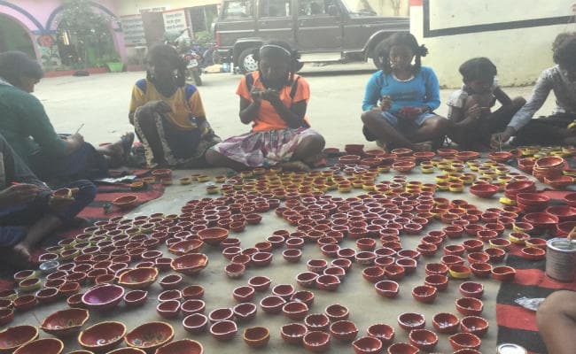 मासूम हाथों से बने डिजाइनर दीये,  दीवाली में रौशन करेंगे आपके घर