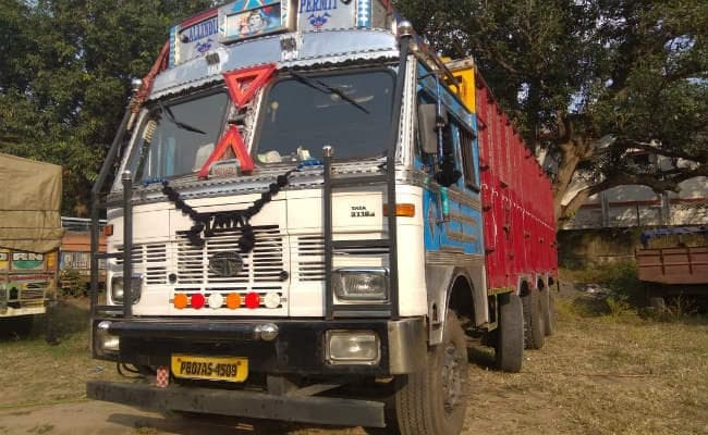 बरकट्ठा में अवैध स्टीम कोयला लदा ट्रक जप्त. पुलिस ने चालक को गिरफ्तार कर भेजा जेल