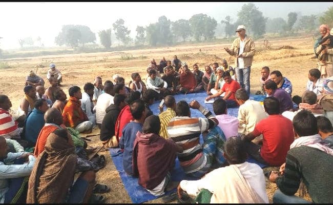 बड़कागांव : नदी में स्वास्थ्य केंद्र निर्माण का हुआ जोरदार विरोध, आमसभा में लोगों ने जतायी नाराजगी