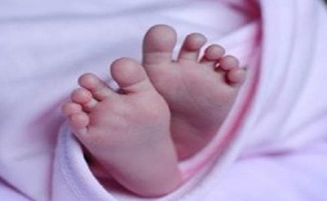 अस्पताल कर्मियों की लापरवाही ने ले ली बच्ची जान, बगैर इलाज के हो गयी मौत