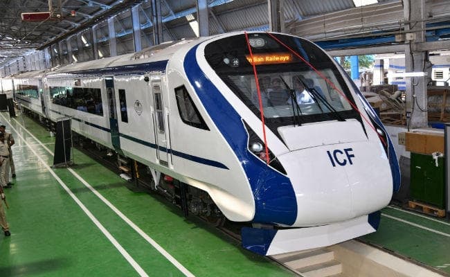 Track पर दौड़ने लगी देश की बिना इंजन वाली पहली Train18, पुरानी शताब्दी रेलगाड़ियों की लेगी जगह