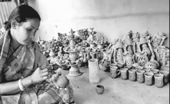 चीन निर्मित बल्बों से टक्कर ले रहे नये डिजाइनदार दीये, कुम्हार बना रहे दोमुखी, पंचमुखी और अलादीन के चिराग