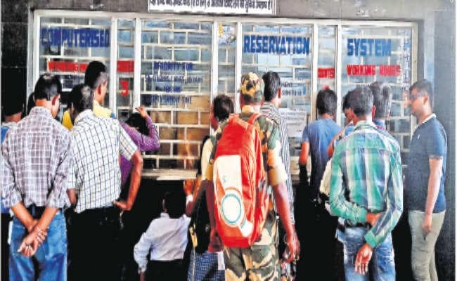 कई स्टेशनों के काउंटर पर लटका ताला, रिजर्वेशन कराने में हो रही है भारी परेशान
