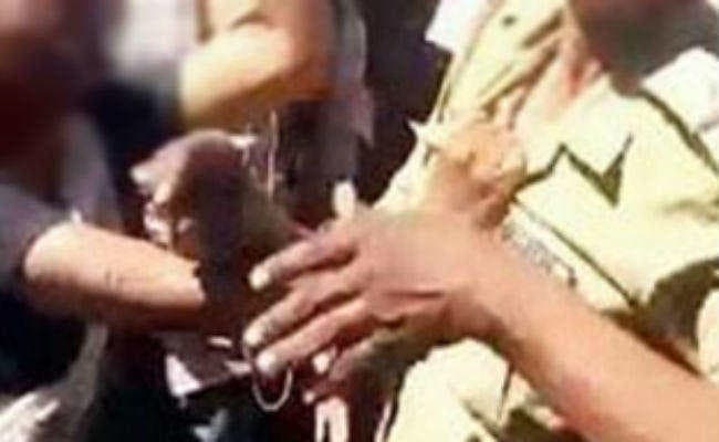 पटना में बीच रोड पर भिड़े दो पुलिसकर्मी, महिला कांस्टेबल को पुलिस जवान ने जमकर पीटा