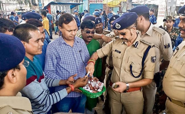 पटना : दुकानों से गांजे की पुड़िया व महुआ शराब बरामद, दो गिरफ्तार व छह हिरासत में