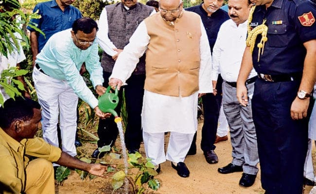 पटना : राज्यपाल ने राजभवन में ‘कमल वाटिका’ का  किया उद्घाटन