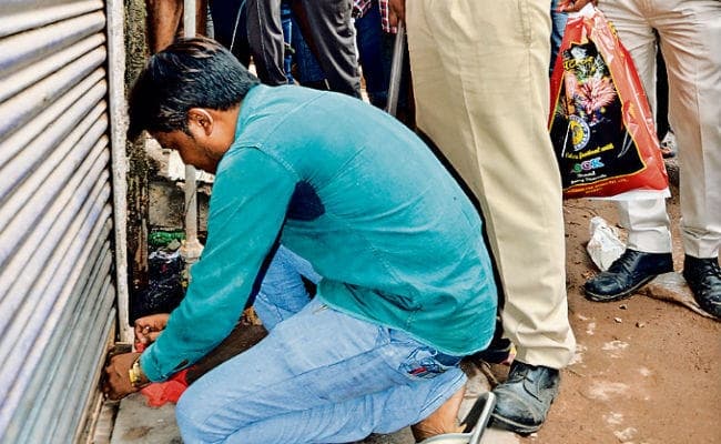 पटना सिटी : आठ पटाखा दुकानों को किया गया सील, 11 गिरफ्तार, दुकानों के गिरे शटर