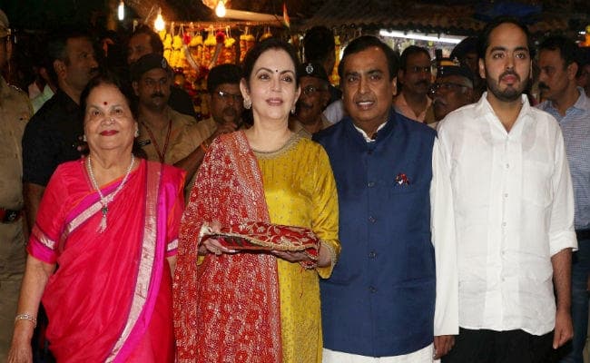 बेटी की शादी का पहला कार्ड लेकर पत्नी नीता के साथ सिद्धिविनायक पहुंचे मुकेश अंबानी