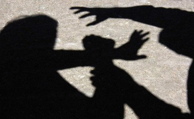 मुर्गी चोरी के आरोप में महिला समेत तीन को पीटा, 8 लोगों के खिलाफ मामला दर्ज