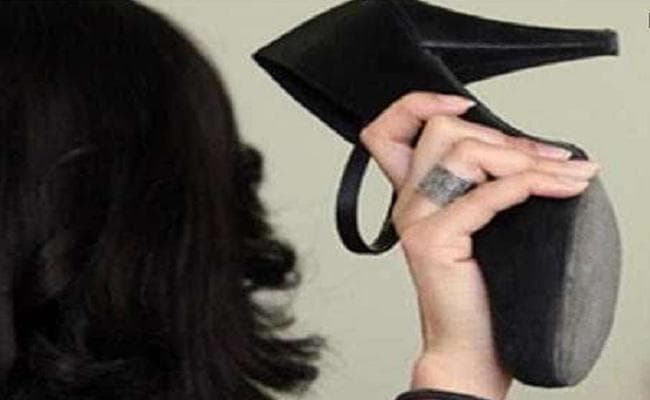 छेड़खानी से परेशान छात्रा ने दो युवकों को चप्पल से पीटा